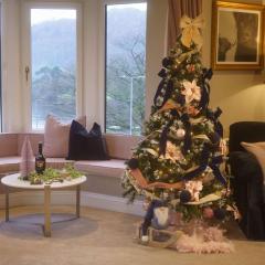 Brand New - Contemporary - 2 Bedroom - 2 Bathroom - Spacious Apartment - Lake Views