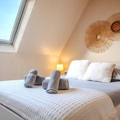 Cocon Sous les Toits - Proche Centre Ville - Parking Gratuit - Commerces à Proximité