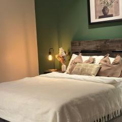 Modern Private Suite Queen Bed, Ensuite Bathroom