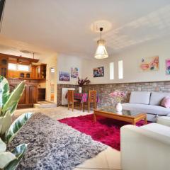 Cozy tricolor 2 bdr apt with gym & parking