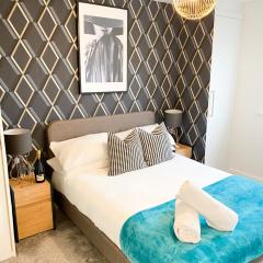 Tudors eSuites - Three Bedroom House with Garden and Driveway #24StL