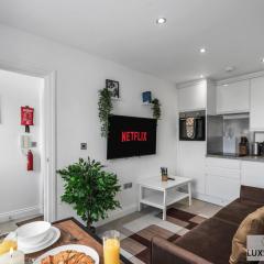 City Centre - Top Floor Luxury Apartment - Free Secure Small Car Parking - 5 Minute Walk to Beach & Station