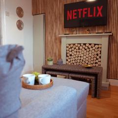 Beautiful 3 Bed in Gateshead - Free Parking & Sleeps 9