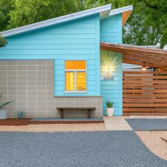 East Austin Hideaway Walk to Dining Sleeps 7