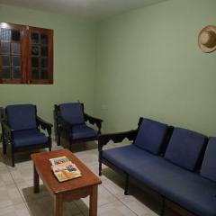 Casa com quartos privados e espaços compartilhados