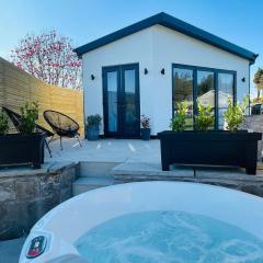 The Summer House - Tiny Home with Hot Tub