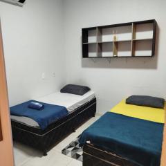 Quarto individual com 2 camas box de solteiro hostel 940