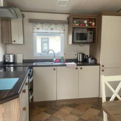 Lovely 3 Bedroom Caravan in South Cerney