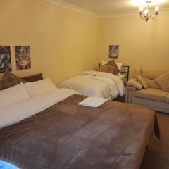 Four Bedroom House, TV in all Rooms, close to transport links