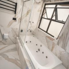 Flat -Hidromassagem privativa e Piscina a 500 mts da praia