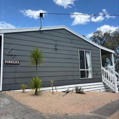 Pine Lea Lodge - Pet Friendly, Wi-fi and Linen