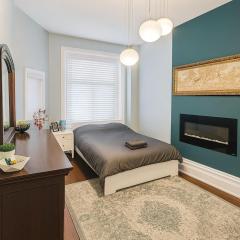 Spacious Townhouse close to Dundas Square!