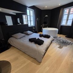 La Suite Miroir - Love Room baignoire balnéo