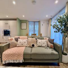 Modern 2-Bed Ground-Floor Flat with Private Terrace