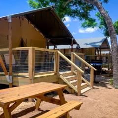 Lovely Safari Tent with River Access, Fire Pit and Barbecue in Staples, Texas