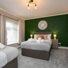 Relaxing 4-Bedroom Escape with Free Parking