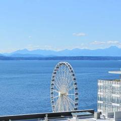 1 Block to Pike Place Market Balcony Water View