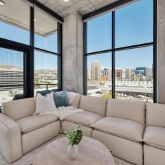 Luxury 2BR 2BA Penthouse-Pool, Gym, Pkg, Views!
