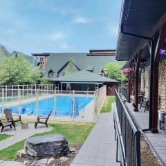 Marvellous Poolside Chalet - Pool & Hot Tub - Pets