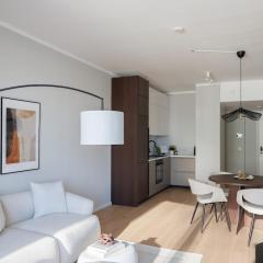 Skyline Suite with Danube-View an d Balcony, Pool next Metro