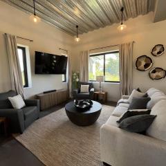 Emerald Blue Villa - Modern 2BR Villa with Rooftop Lounge Pool