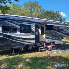 Private Luxury RV Getaway Full Bath Kitchen Heating