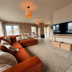 Luxury 2bed Sleeps 4 Flat Nr White Rose w Free Parking, Desks and Fast WiFi