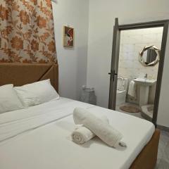 Private en - suite room near airport