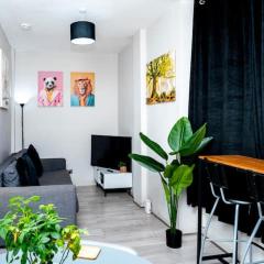 2BD, Ocean Terminal, Tram to Airport, Sleeps 4