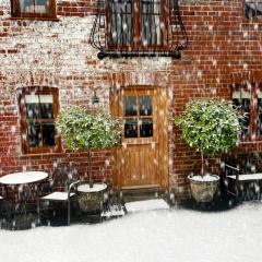 Romantic Country Cottage with log burner, garden patio, outdoor tub and country views- Brecon Beacons National Park