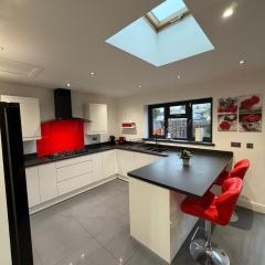 Modern 5 Bedroom Home in Solihull - Entire House - Garden - Contractors - Relocators - Family - NEC - BHX -Sleeps 9