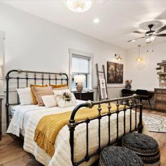 The Bee Room - Cozy Retreat on Midway Main Street