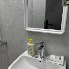 استديو بجلسة وركن مطبخ 6