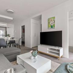 Modern 2BR Apt by the Yarra River