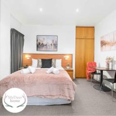 Urban Oasis Chic CBD Suite with WiFi - Walkable