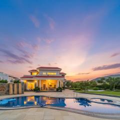 StayVista at Vacanza Villa - Pool, Lawn & Theatre