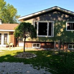 Spacious Lakeside Cottage with Games Room and Firepit, Walking Distance to Beach and Marina, Lion's Head, Ontario