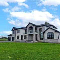 Luxurious Chalet with Stunning Niagara River Views near Niagara Falls, Fort Erie Ontario