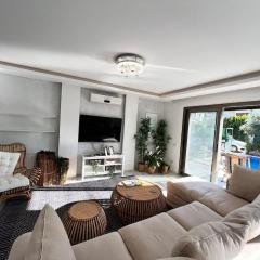 4 artı1 room vılla with pool ın Alacatı