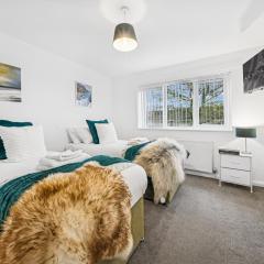 Windrush Court, The Spacious & Comfy 3BR House By AltoLuxo Short Lets & Serviced Accommodation With Free WiFi & Parking