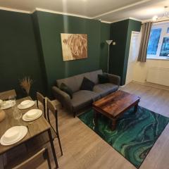 #85 Stylish Salford Apartment Free Parking Sleeps 6