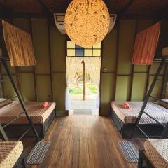 Sanctuary Hostel - Art & Adventure