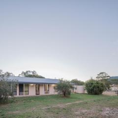 Spacious 4-Bedroom Rural Retreat in Moonbi & Bring Your Horses!