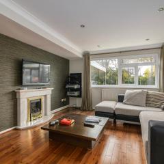 Spacious 2 BDR Home with Parking Near City Centre