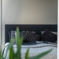 Top Floor with Rooftop, 1BR Apartment in Great Location