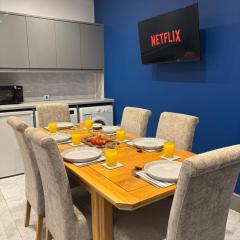 Modern 3BR Retreat Fast Wi-Fi Contractors Private Parking