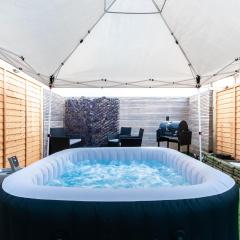 Open Mind Property - 4 BR, Hot Tub & Free Parking