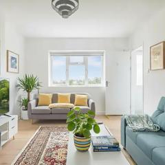 Luxury 4 bed City House - 1 min from river - Parking - Sleeps 10