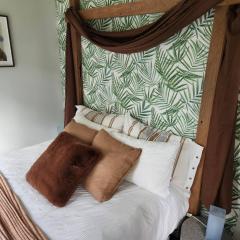 Watts River Tiny - Hidden, but Close to Township