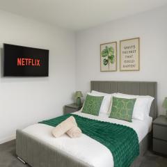 Luxury Airport Home with Driveway and Garden- Sleeps 7